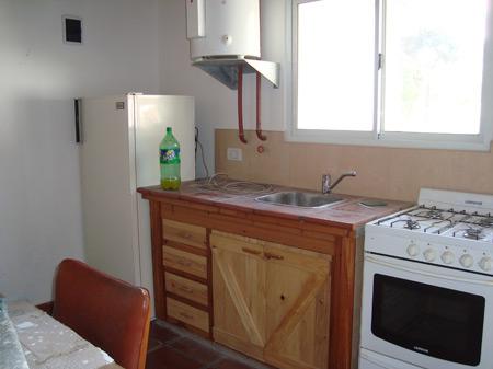 Dto 2- Vista de la cocina, heladera y termotanque de alta recuperación. de Propiedades El Faro