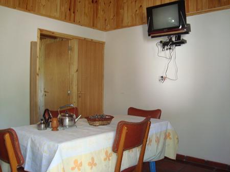 Dto 2-Cocina con TV satelital. de Propiedades El Faro