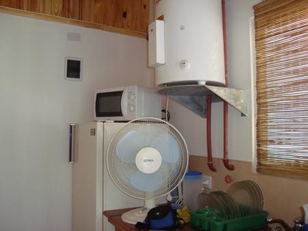Dto 2- Otra vista de la cocina, ventilador y microondas. de Propiedades El Faro