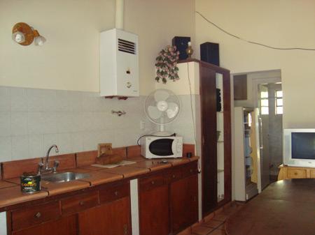 Dto 1- Vista de la cocina con TV satelital. de Propiedades El Faro